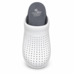 Sabot médical blanc perforé à semelle intérieure grise.