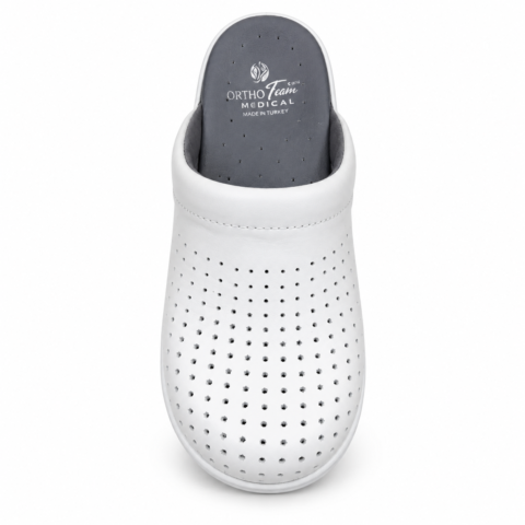 Sabot médical blanc perforé à semelle intérieure grise.